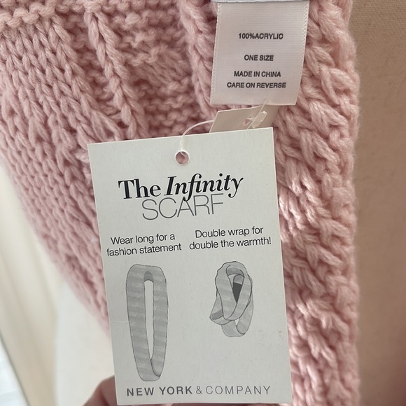 New York & Company NWT Pale Pink Infinity Scarf - Picture 5 of 6